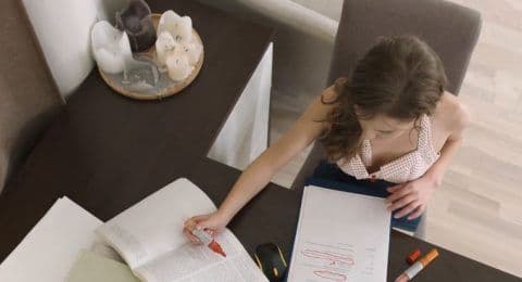 Cô thư ký xăm mình và anh giám đốc trẻ