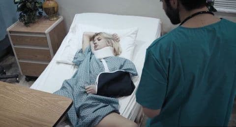 Nữ bệnh nhân xinh đẹp quá bác sĩ không thể nhịn nổi